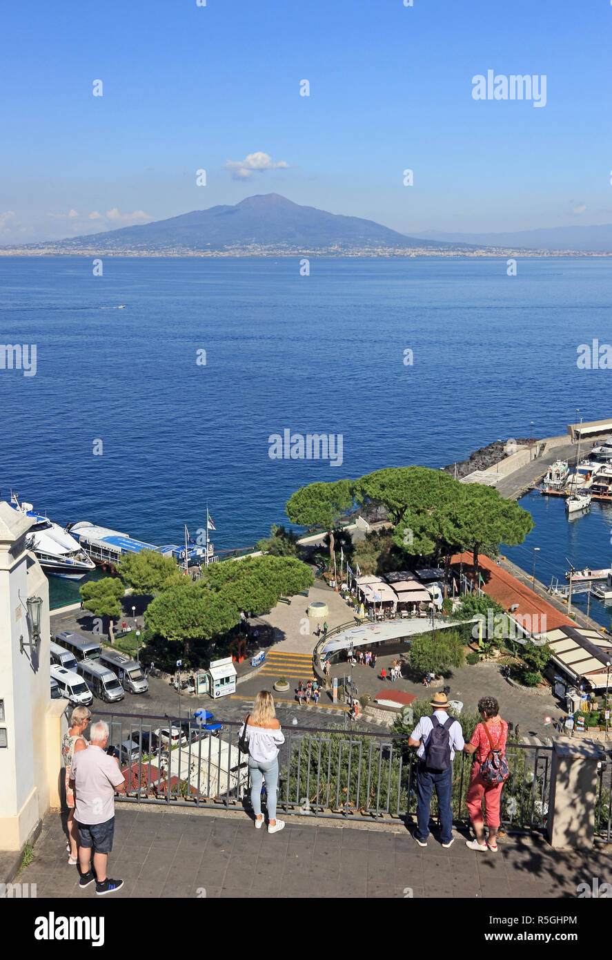 I turisti guardano da Sorrento attraverso la baia di Napoli verso il Monte Vesuvio Foto Stock