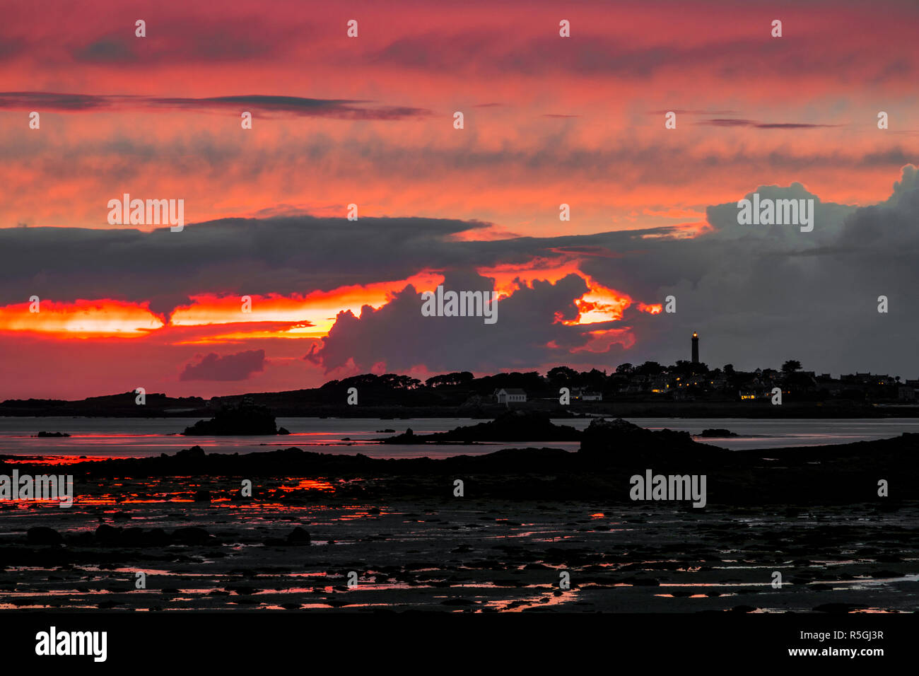 Roscoff, Francia. Viste la Ile de Batz island al tramonto in Bretagna (Bretagne) Foto Stock
