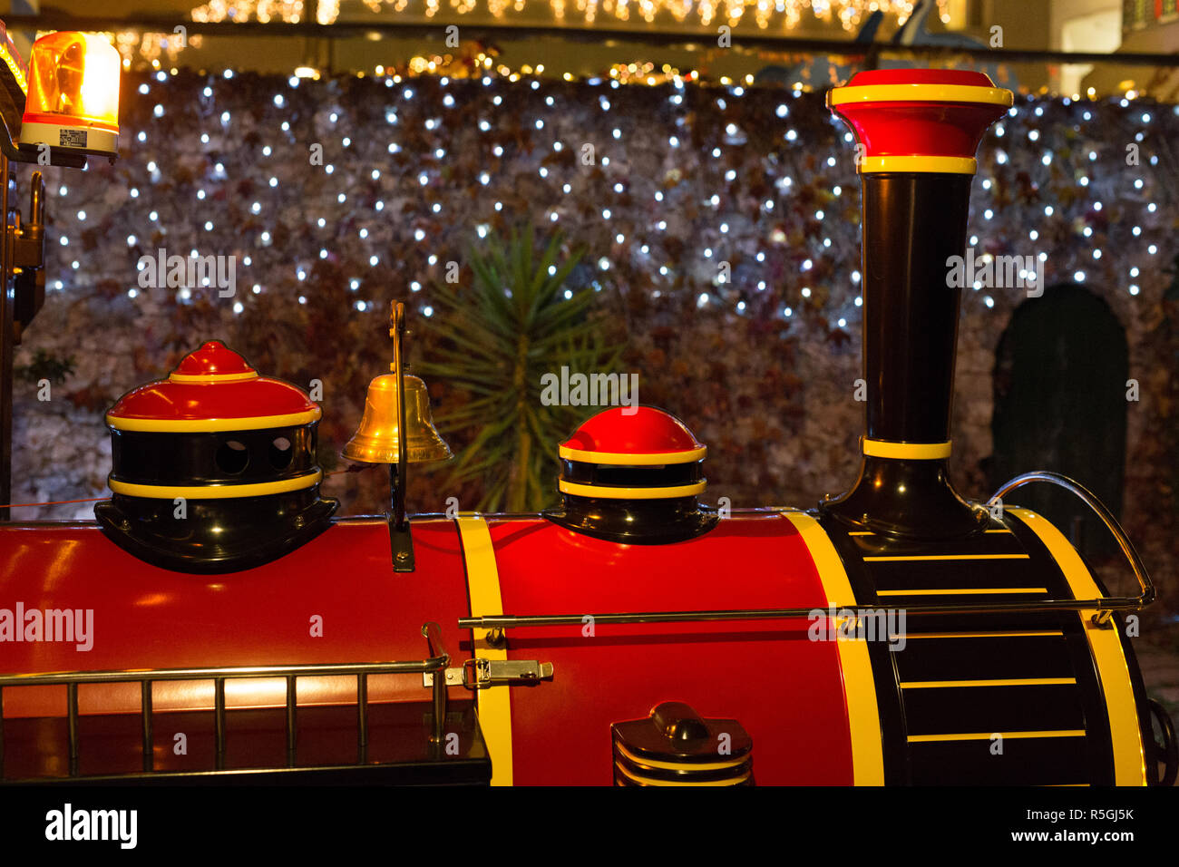Rosso e nero treno di natale con le luci. Foto Stock