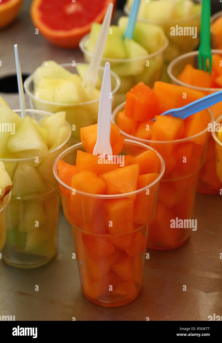 Macedonia di frutta fresca cubetti di melone in bicchieri di plastica Foto  stock - Alamy