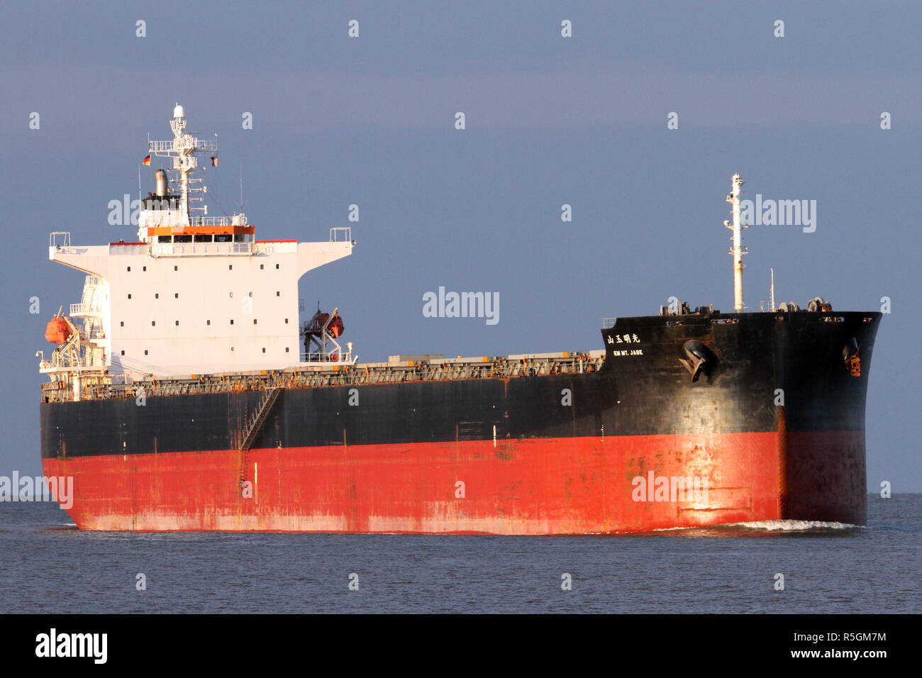 Il bulk carrier KM MT Jade superato il 29 dicembre 2014 Cuxhaven e continua ad Amburgo. Foto Stock