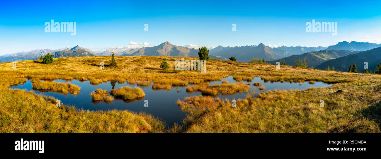 Panorama, biotopo umido a Melchboden, dietro Alpi Aurine, Tirolo, Austria Foto Stock
