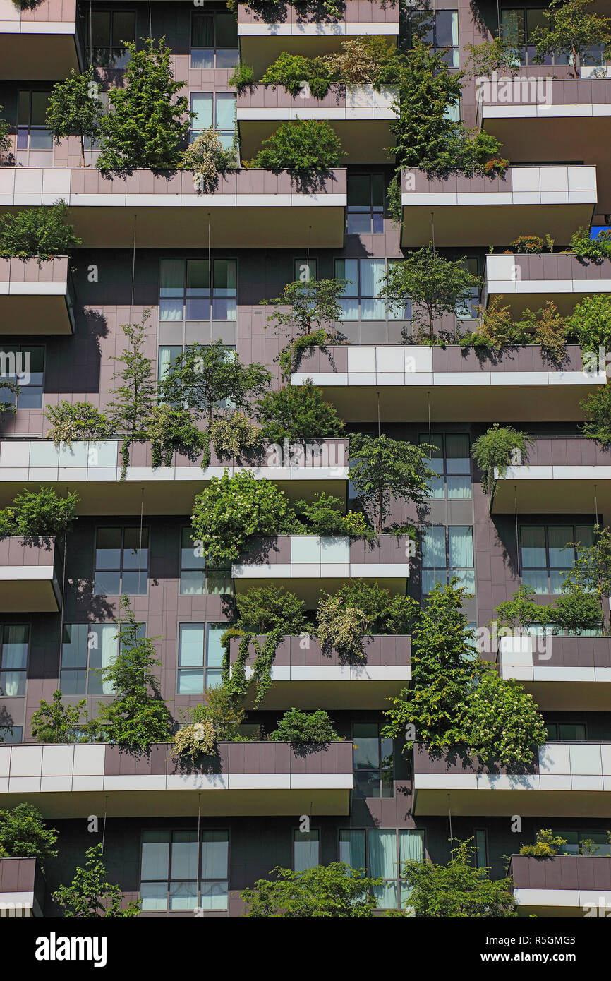 Facciata, Bosco Verticale, twin tower, verde alta luogo con alberi e arbusti, Milano, Lombardia, Italia Foto Stock