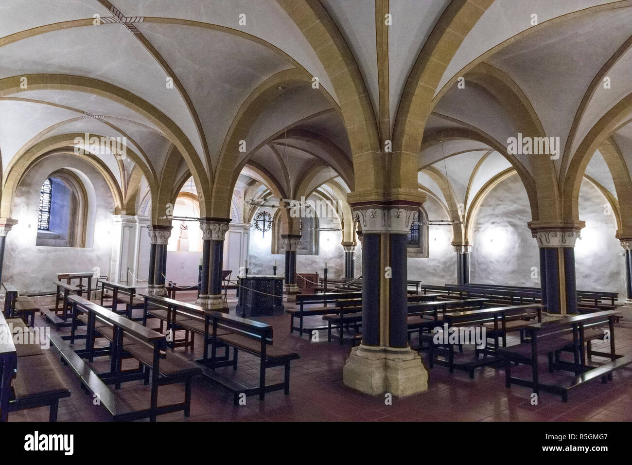 Trier, Germania. All'interno dell'alta Cattedrale di San Pietro (Hohe Domkirche San Pietro), una cattedrale cattolica romana e un sito del Patrimonio mondiale dal 1986 Foto Stock