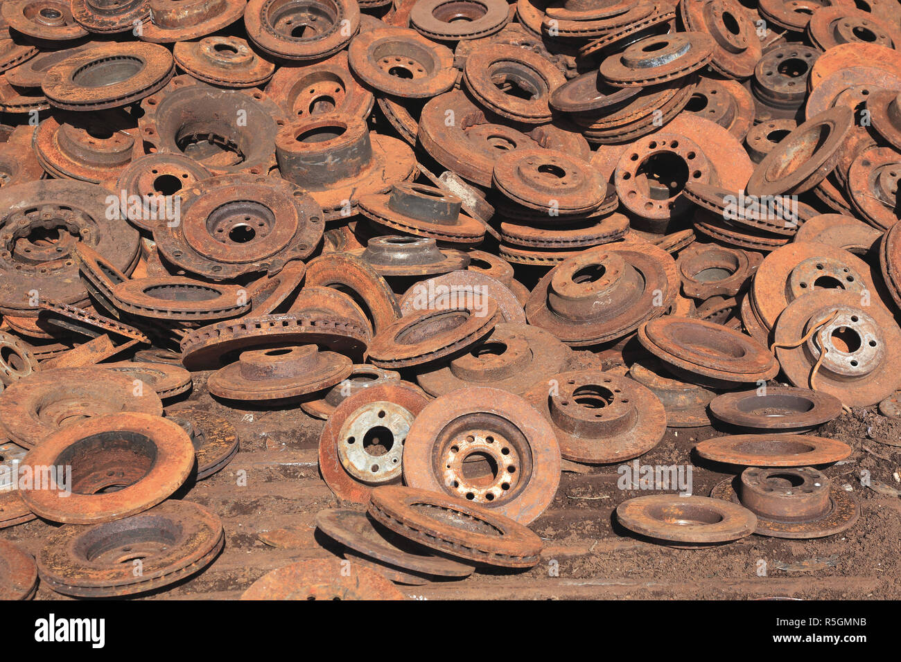 Rottami di ferro, qui i dischi dei freni dalle automobili, rottami di cantiere, impianto di riciclaggio, Germania Foto Stock