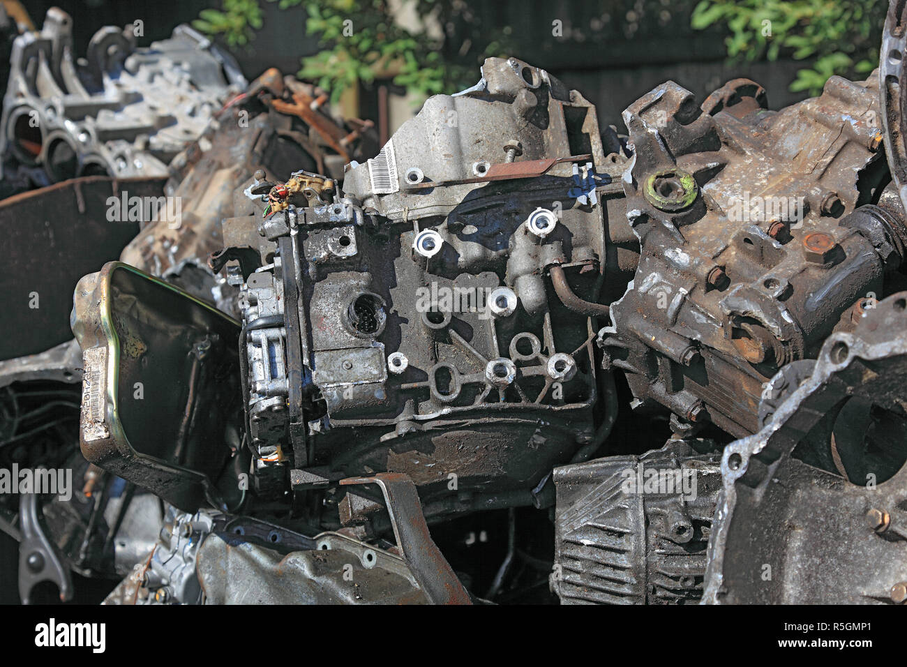 Cantiere di scarto, vecchia auto trasmissione, rifiuti di metallo in un impianto di riciclaggio, Germania Foto Stock