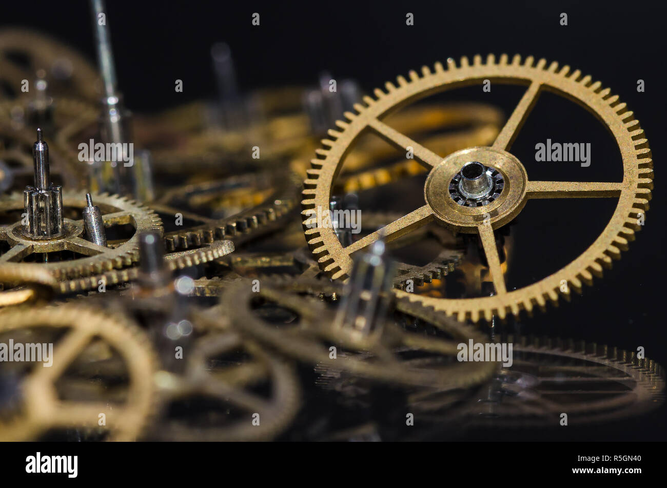 Pezzi di ricambio per orologi: Collezione di Vintage orologio metallico  ingranaggi su una superficie nera Foto stock - Alamy