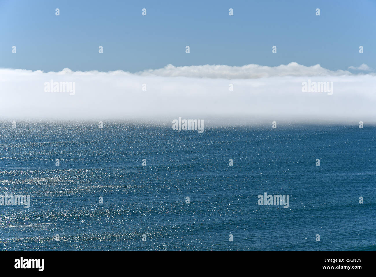 Il lago di nebbia sul mare, Ancud, Chiloe, Patagonia, Cile Foto Stock