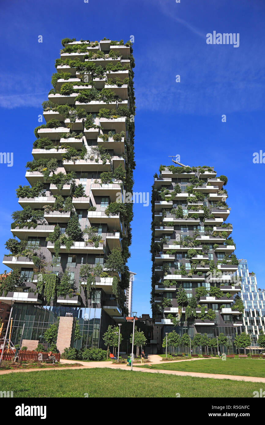 Bosco Verticale, Twin Towers, serre con alberi e arbusti, Milano, Lombardia, Italia Foto Stock