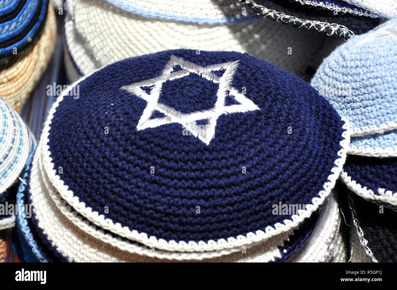 Kippa a crochet in corrispondenza di un supporto sul monte del tempio di Gerusalemme Foto Stock