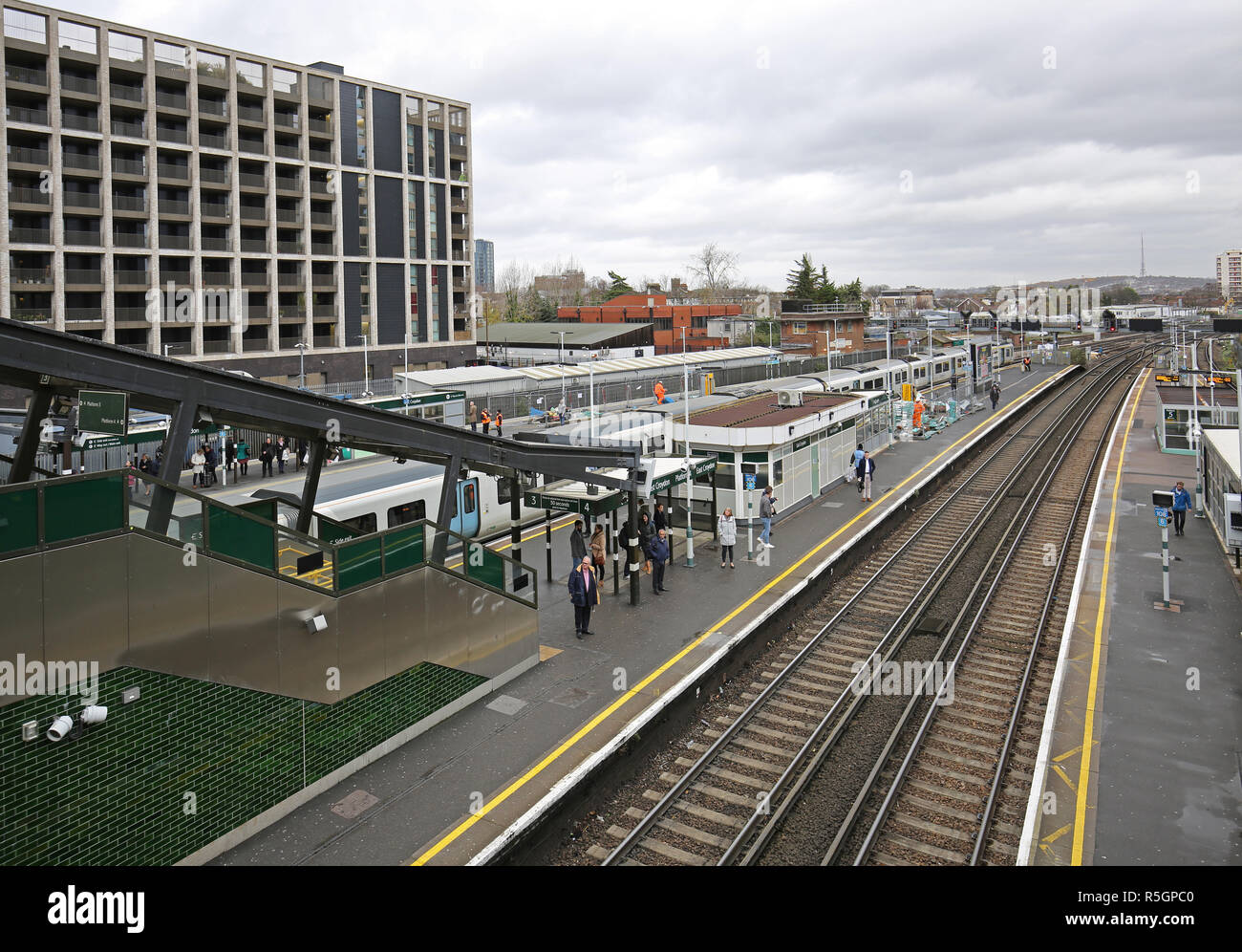 Piattaforme e binari presso la stazione ferroviaria di East Croydon, una chiave Mainline station sulla rotta da e per Londra Gatwick e la costa del sud. Foto Stock