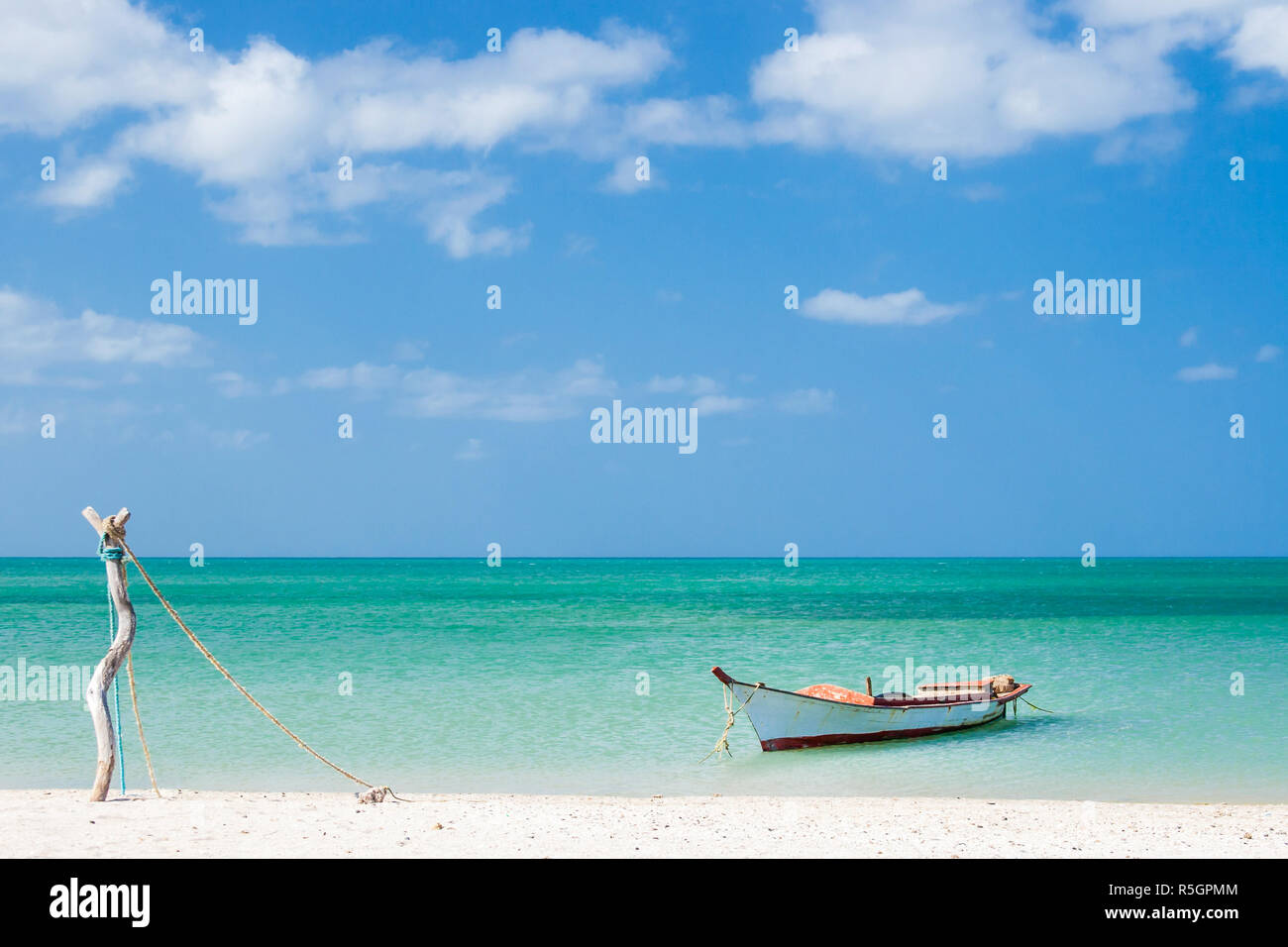 Canoa galleggianti su acque calme sotto il bel cielo azzurro Foto Stock