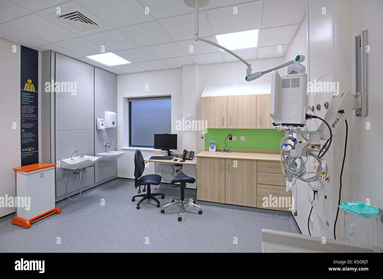La sala di trattamento nel trattamento urgente Center presso il recentemente costruito dipartimento di emergenza di Croydon University Hospital, aperto a Dicembre 2018 Foto Stock