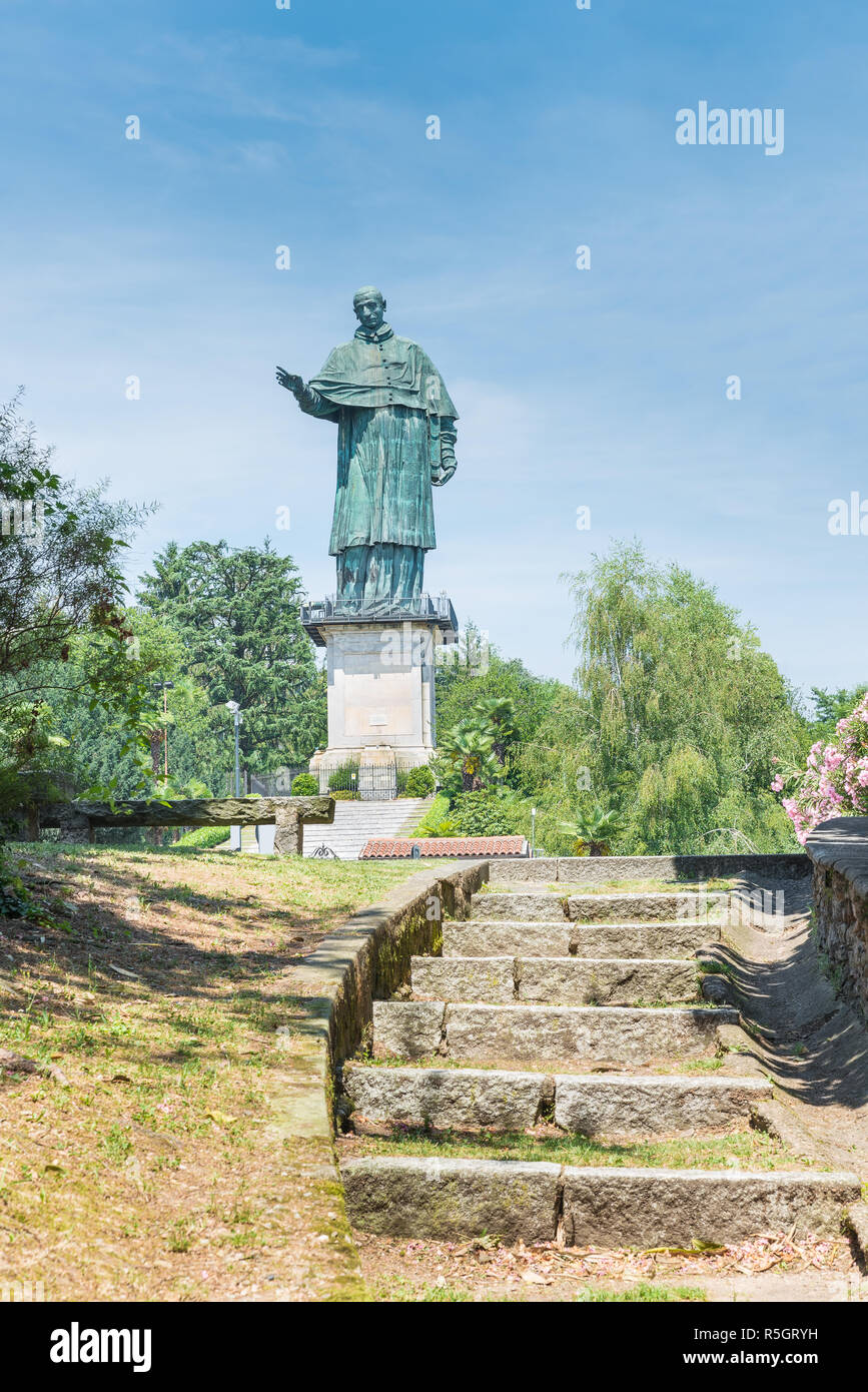 Statua in rame, una delle statue più alte del mondo. Arona, Lago Maggiore, Italia. Sancarlone o il colosso di San Carlo Borromeo (XVII secolo). Foto Stock