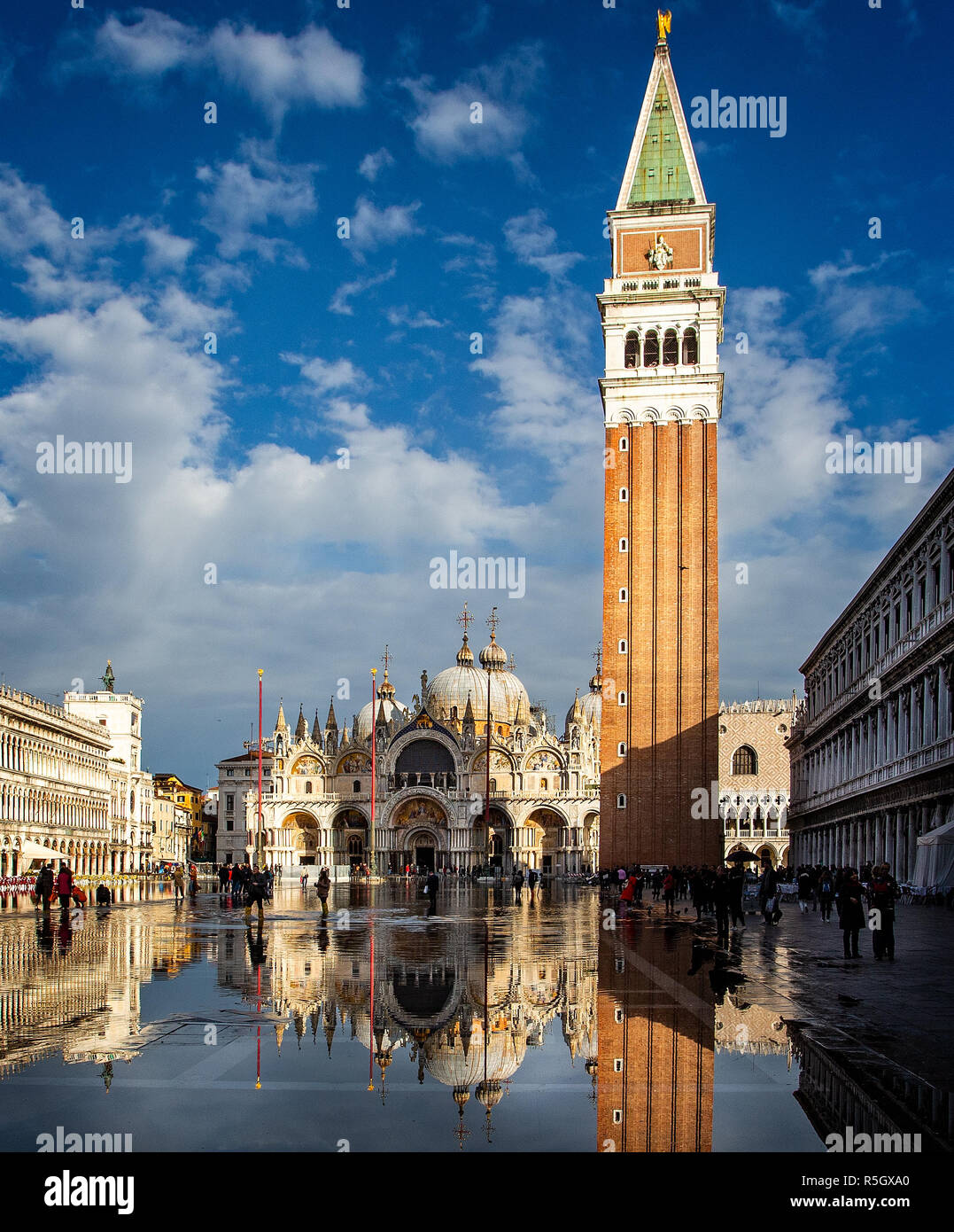 Piazza San Marco allagata con la riflessione a Venezia, Italia il 27 novembre 2018 Foto Stock