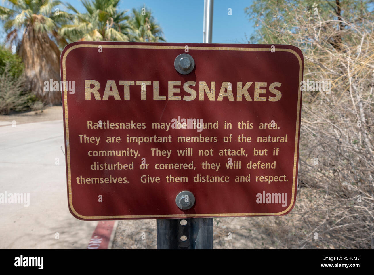 Segno di avvertimento di rattlesnakes, Santa Rosa e San Jacinto Mountains National Monument Visitor Center, Palm Desert, CA, Stati Uniti d'America. Foto Stock