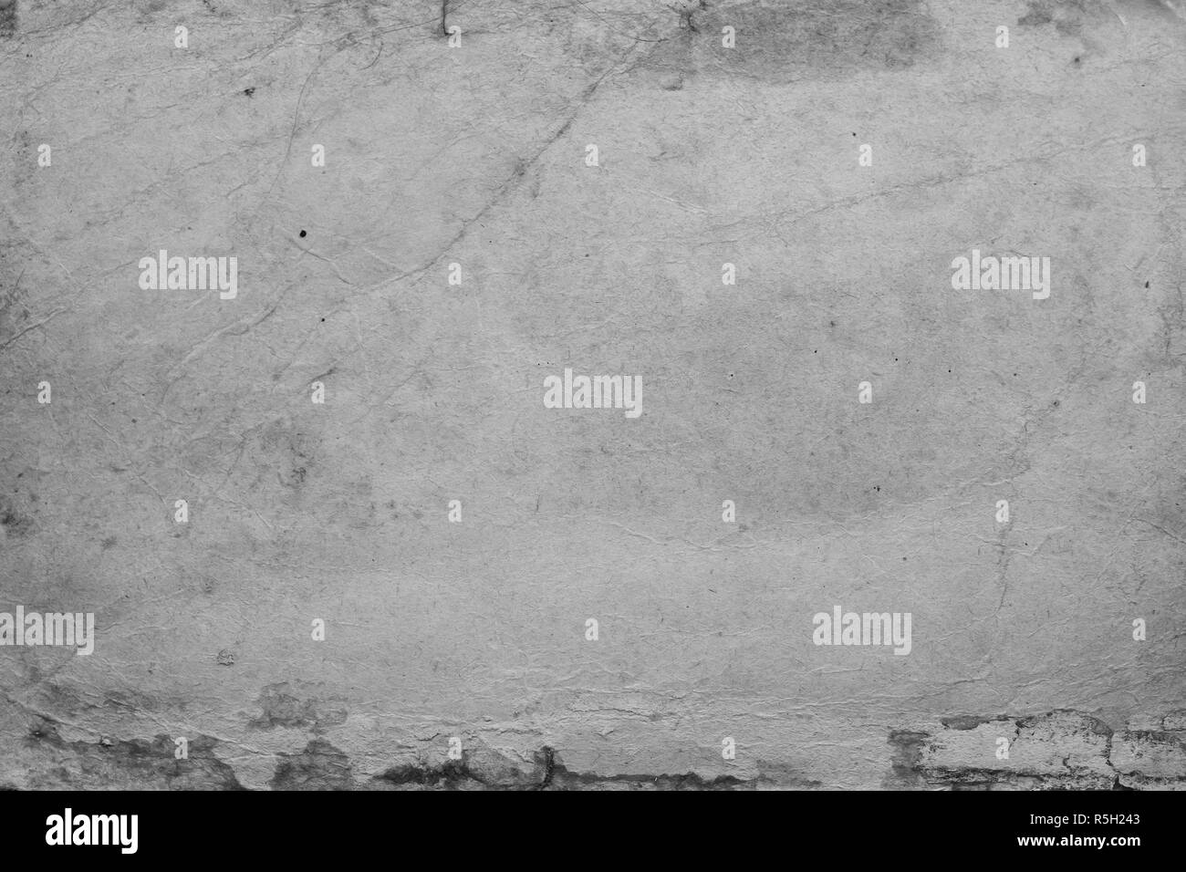 Un semplice pezzo di carta grigia con una superficie usurata Foto Stock