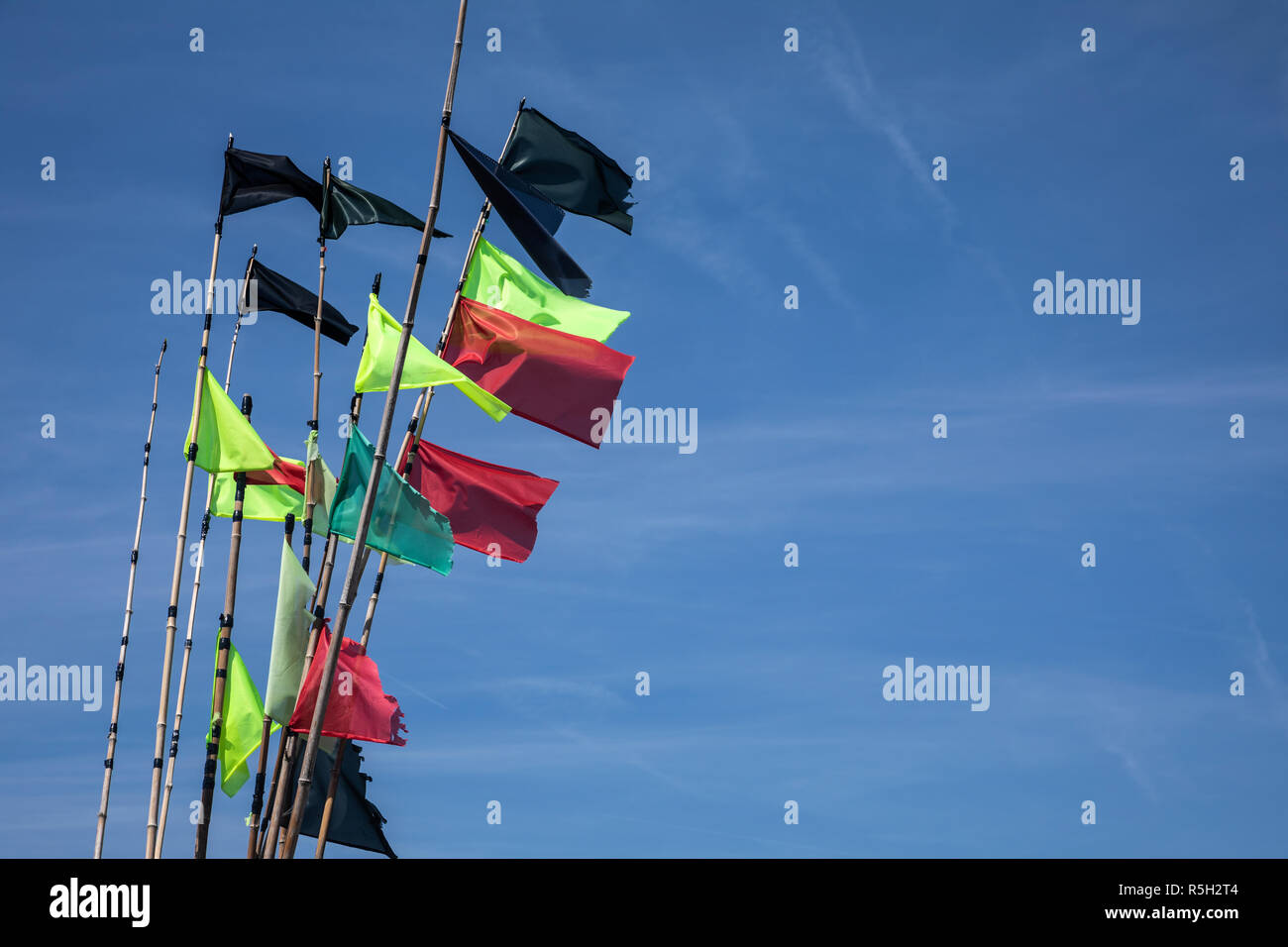 Pesca boe colorati bandiere nel porto Foto Stock