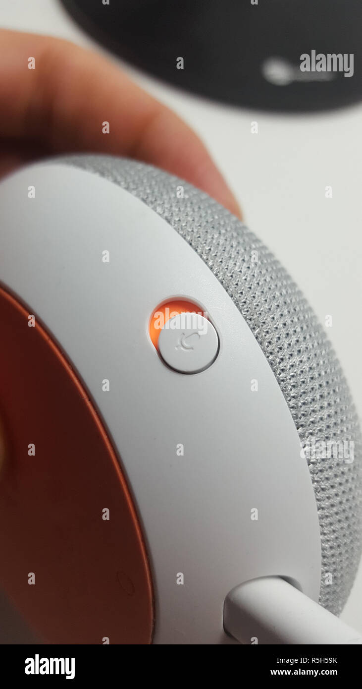 Il pulsante del microfono di una home page di Google Mini dispositivo Foto Stock