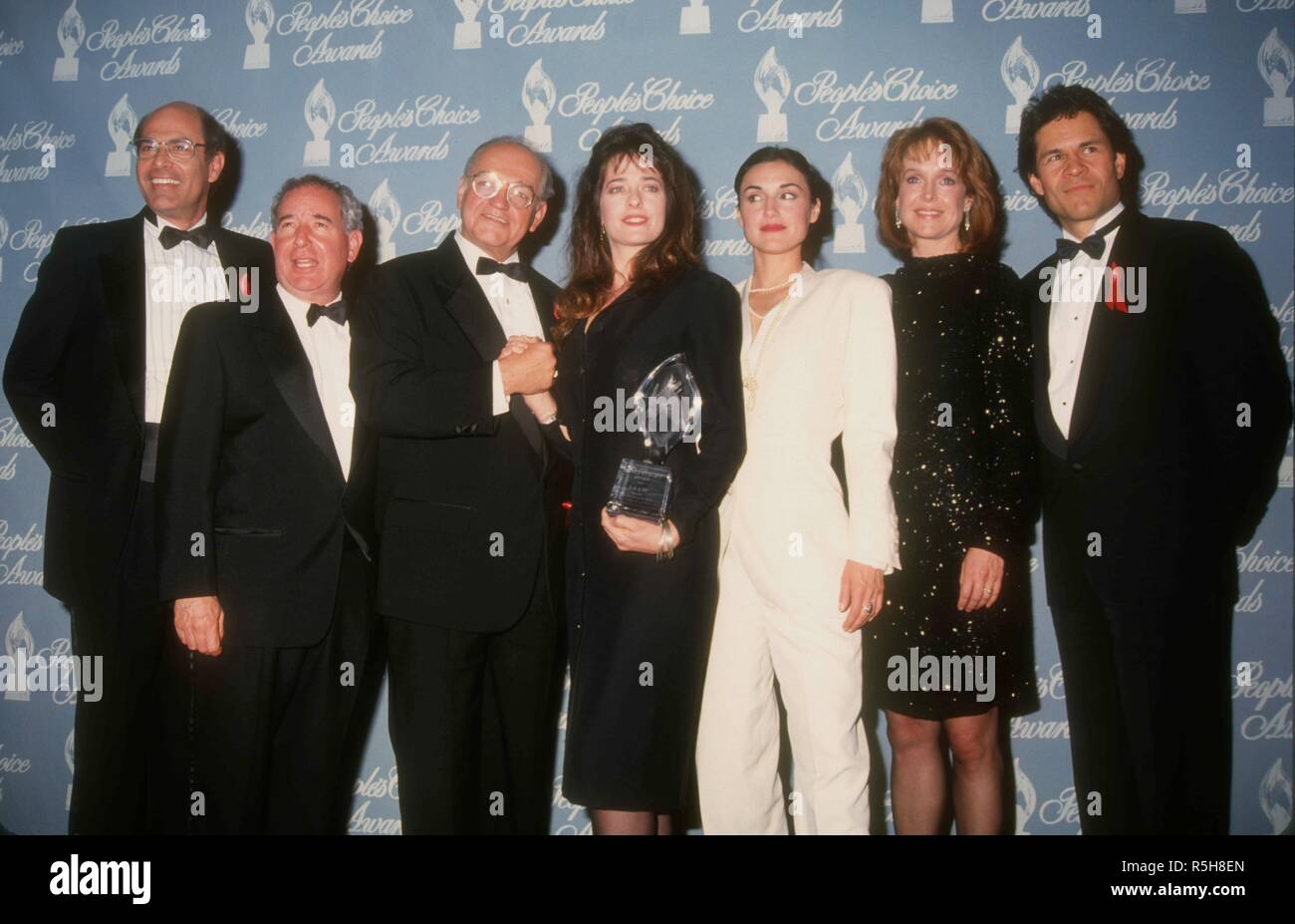 UNIVERSAL City, CA - 9 Marzo: (L-R) attori Alan Rachins, Michael Tucker, Richard A. Dysart, attrici Sheila Kelley, Lisa Zane, Jill Eikenberry e attore A. Martinez frequentare il xix annuale di People's Choice Awards il 9 marzo 1993 a Unversal Studios in città universale, California. Foto di Barry re/Alamy Stock Photo Foto Stock