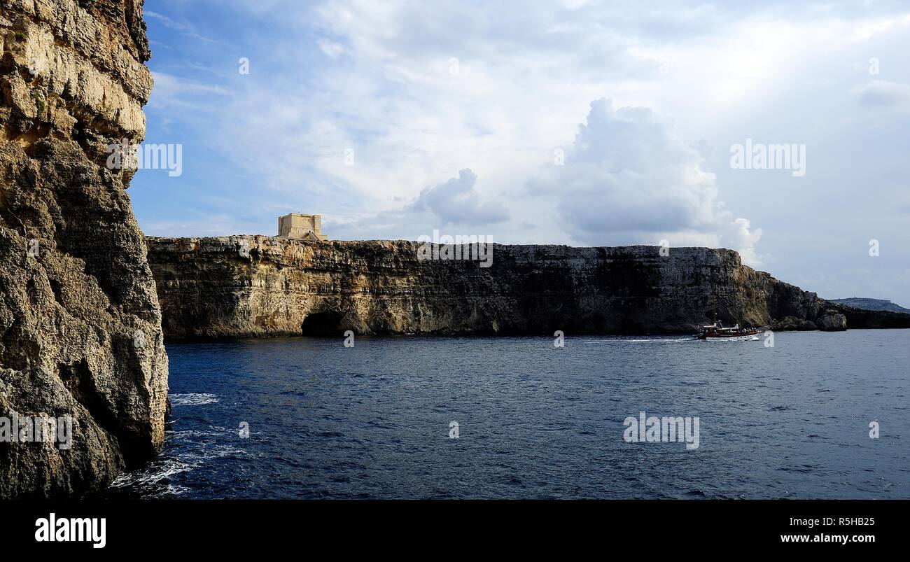 Coimino, Malta - 12 ottobre 2018:Visitatori expoloring le scogliere di Comino e St Marys torre di guardia Foto Stock