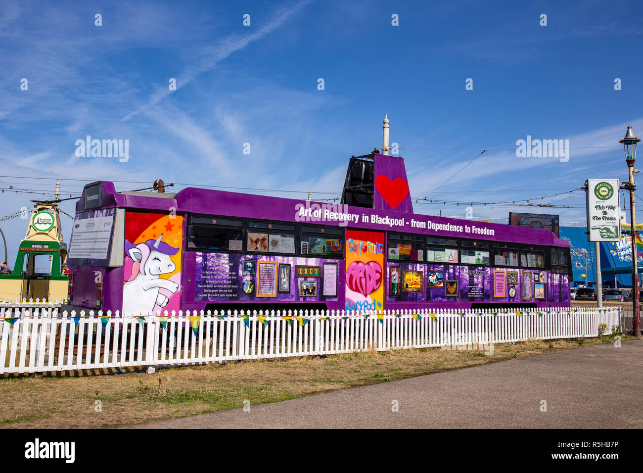 Tram in disuso utilizzati per le opere d'arte display in Blackpool Lancashire Regno Unito Foto Stock