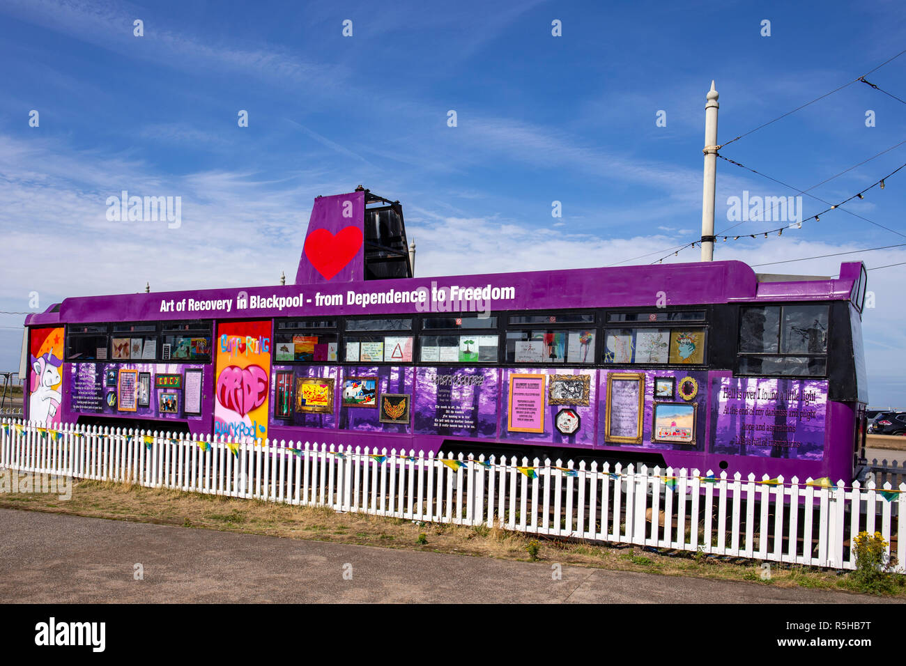 Tram in disuso utilizzati per le opere d'arte display in Blackpool Lancashire Regno Unito Foto Stock