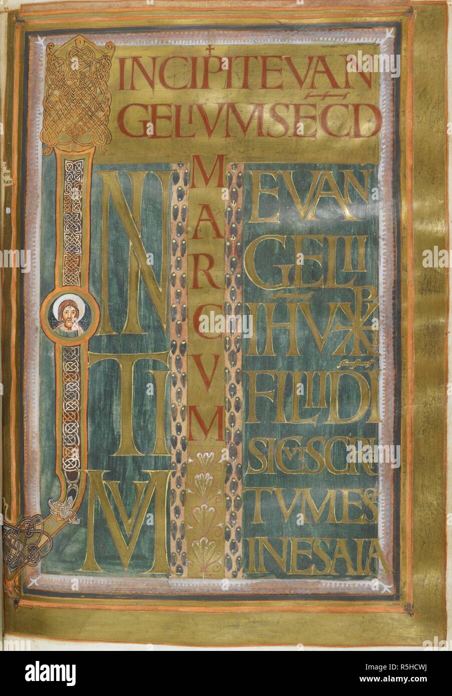 Incipit del Vangelo di San Marco, inizio con iniziale "io" decorata con motivi di interlacciamento e un roundel di Cristo. Contrassegnare il nome viene visualizzato nella colonna centrale in rosso. Harley Golden Vangeli. Quattro Vangeli (il "Golden Vangeli', 'Harley Golden Vangeli'; 'Codex Aureus'), con tabelle di Canon. Impero carolingio [Aachen?]; circa 800. Fonte: Harley 2788, f.72. Lingue: Latina. Foto Stock