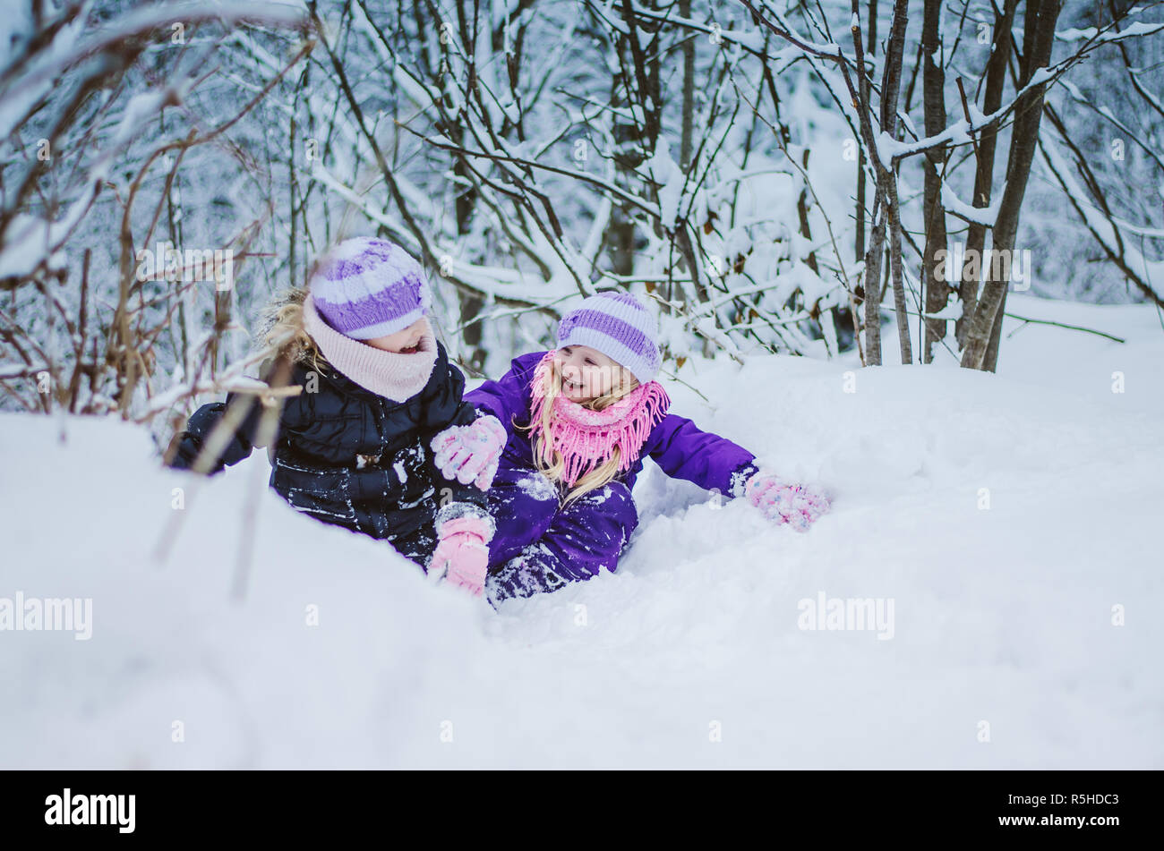 Bambine in inverno il divertimento nella neve Foto Stock