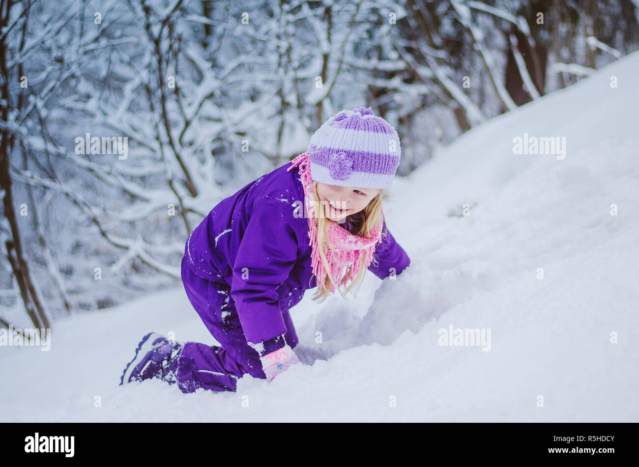 Bambine in inverno il divertimento nella neve Foto Stock