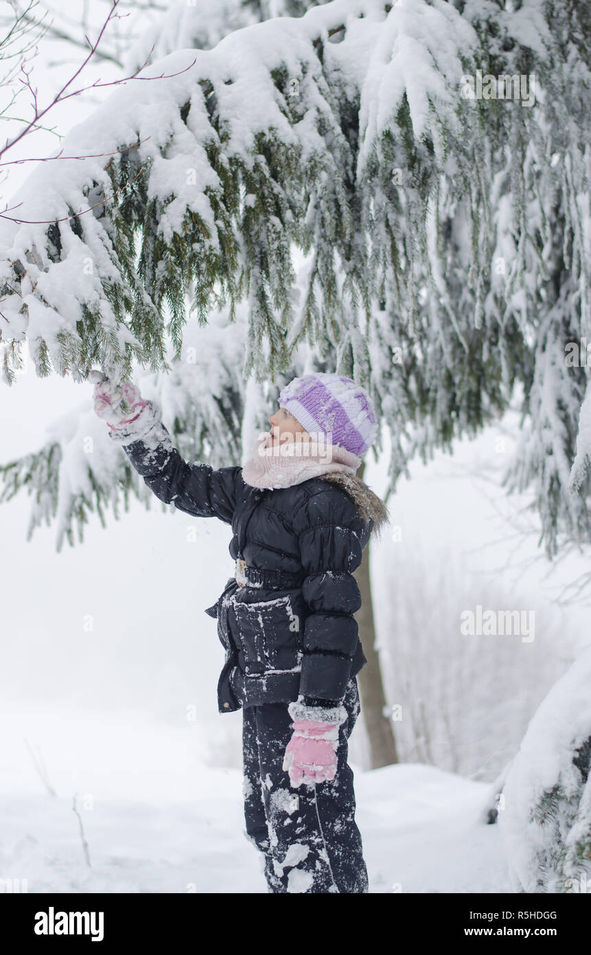 Bambina in inverno il divertimento nella neve Foto Stock