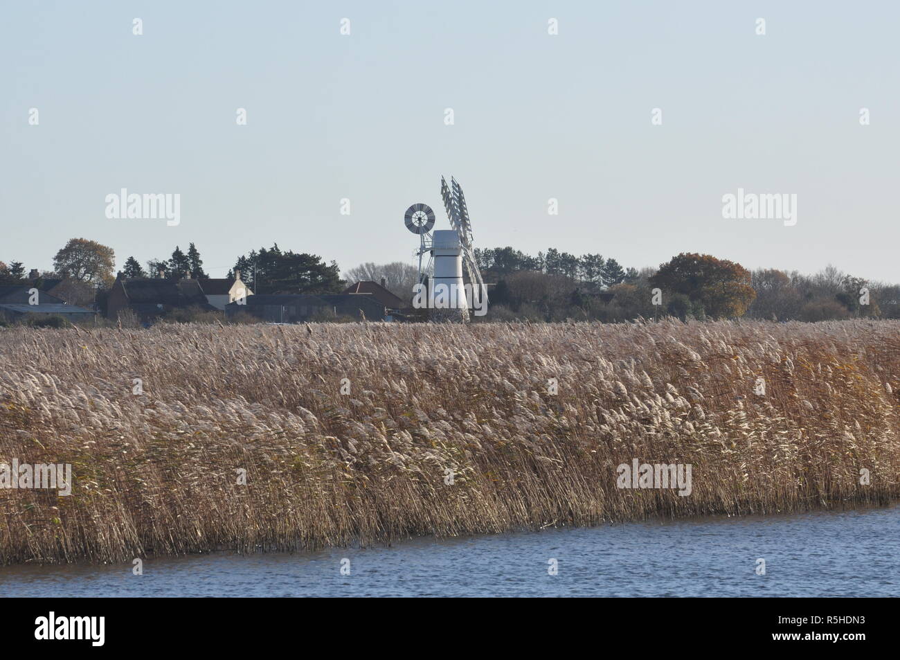 Thurne Dyke mulino a Thurne village, Norfolk Broads, Inghilterra, Regno Unito. Foto Stock