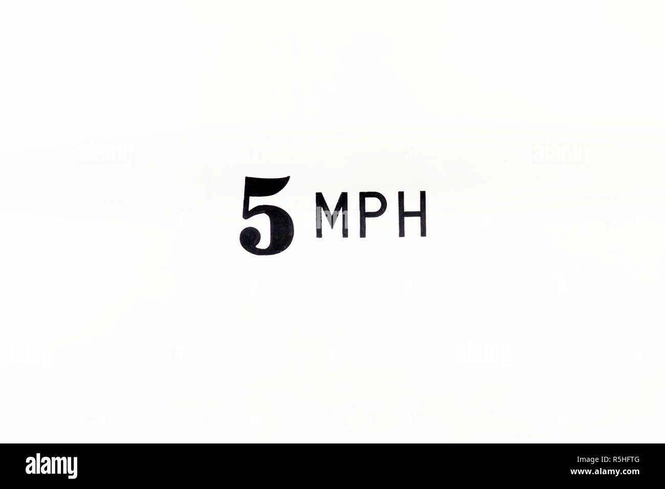 Segnale di limite di velocità rallentare a 5 mph Foto Stock
