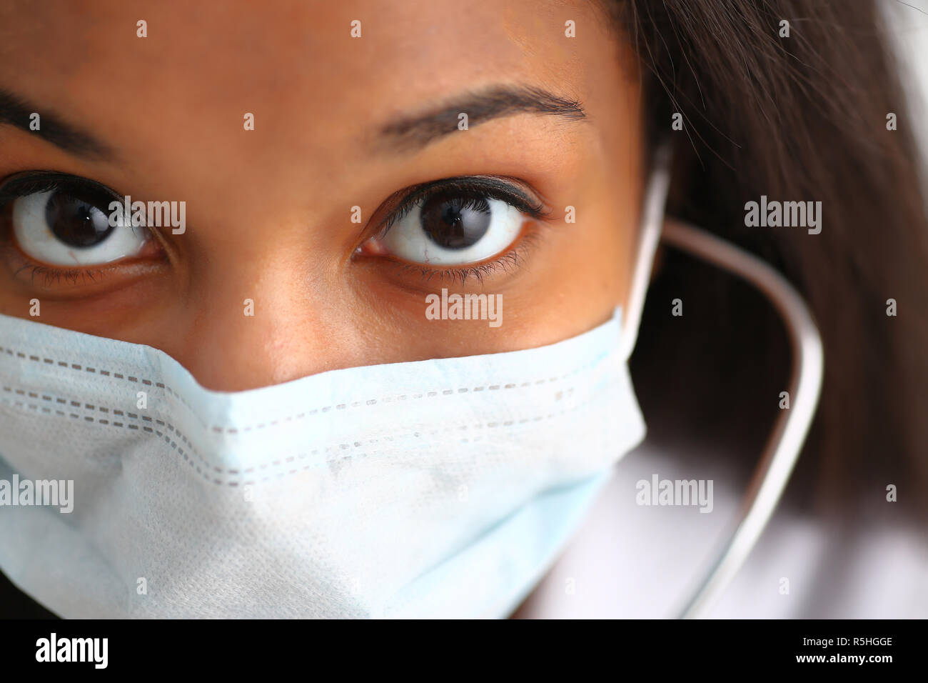 Femmina nero di medico in una maschera per il viso Foto Stock