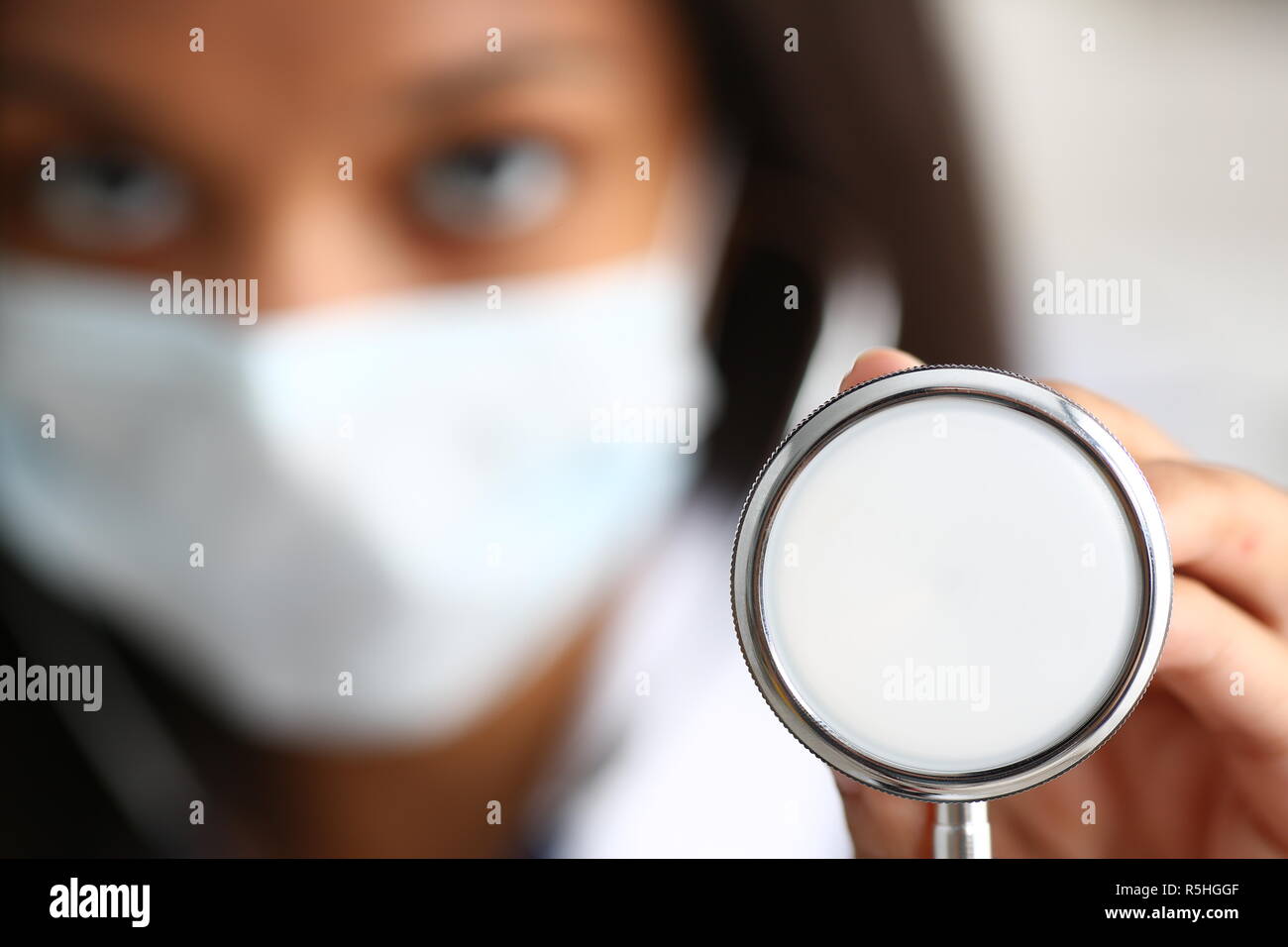 Femmina nero di medico in una maschera per il viso Foto Stock