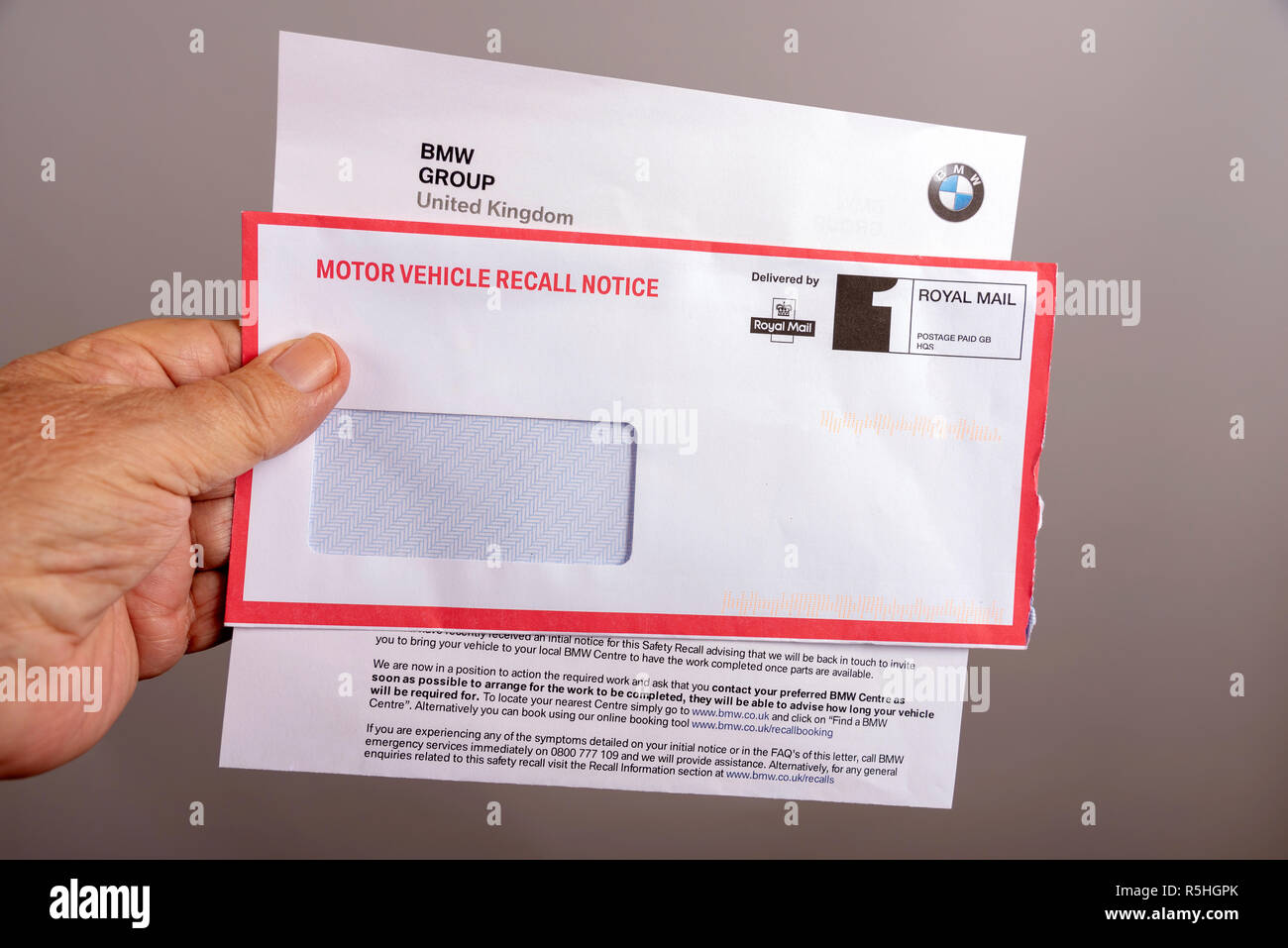 La notifica ufficiale la lettera e la busta per la BMW auto veicolo richiamo di sicurezza. Foto Stock