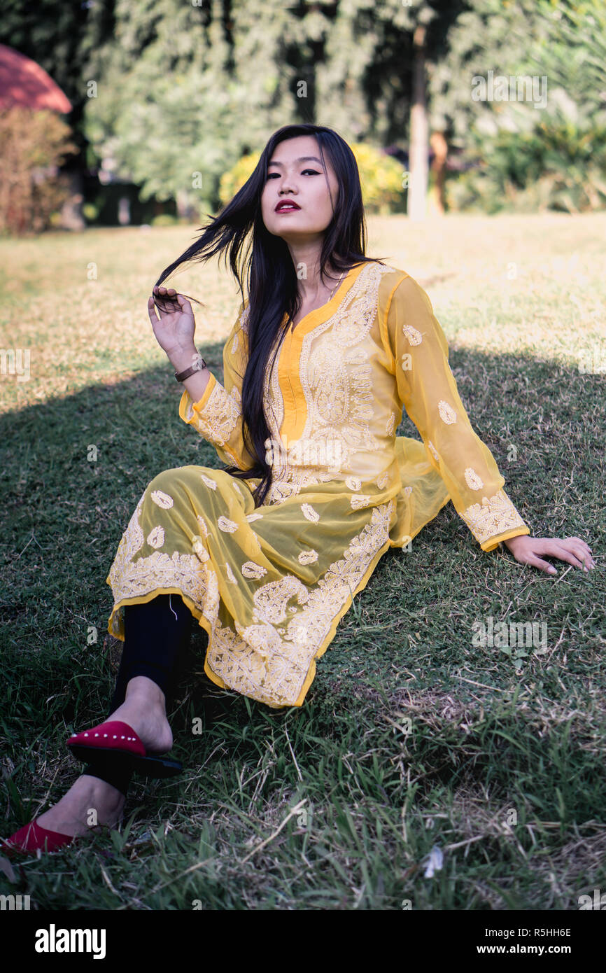 La ragazza di Chikankari Kurti da Zahba posa per la telecamera in una posizione di parcheggio. Foto Stock