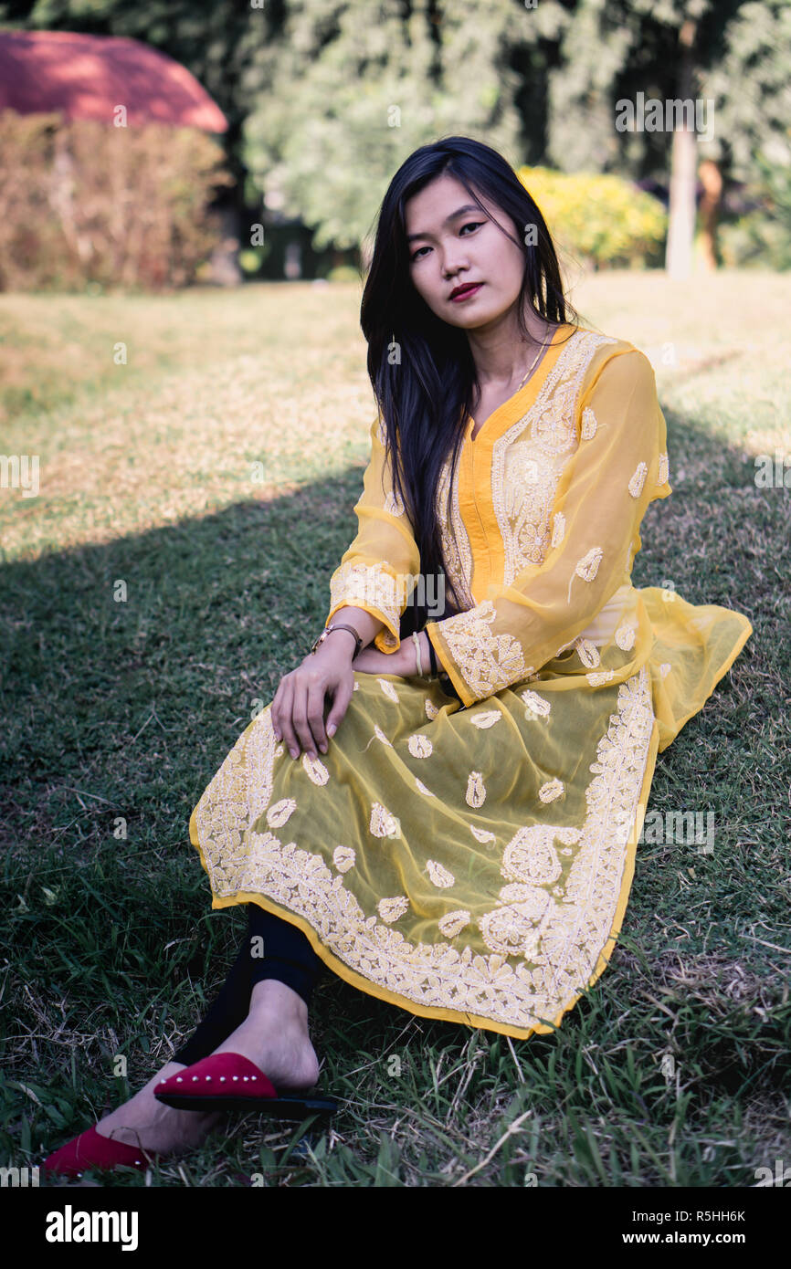La ragazza di Chikankari Kurti da Zahba posa per la telecamera in una posizione di parcheggio. Foto Stock