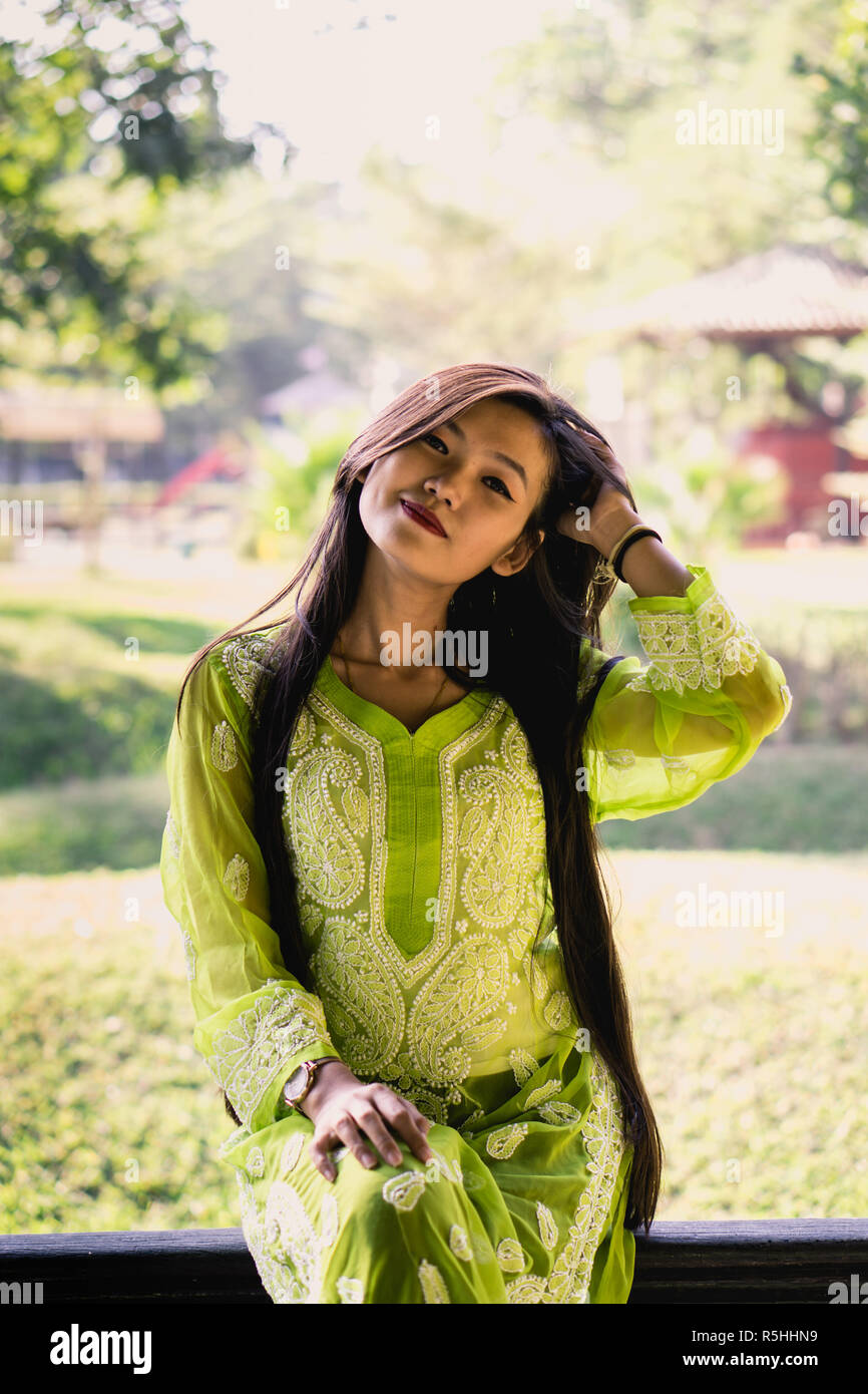 La ragazza di Chikankari Kurti da Zahba posa per la telecamera in una posizione di parcheggio. Foto Stock