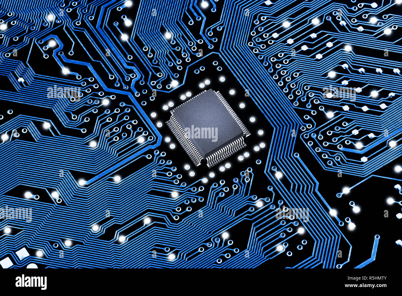 Nero-blu PCB con microchip. Il concetto di tecnologia informatica Foto Stock