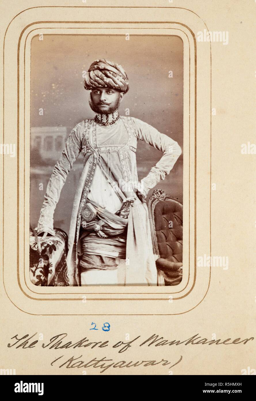 WANKANER: Bane Singh, Raja Sahib di Wankaner (1842-1881). A tre quarti di lunghezza in piedi carte de visite ritratto. Album di cartes de visite ritratti dei sovrani indiani e i notabili. Primi 1870s. Fotografia. Fonte: Photo 127/(28). Lingua: Inglese. Autore: BOURNE E PASTORE. Foto Stock