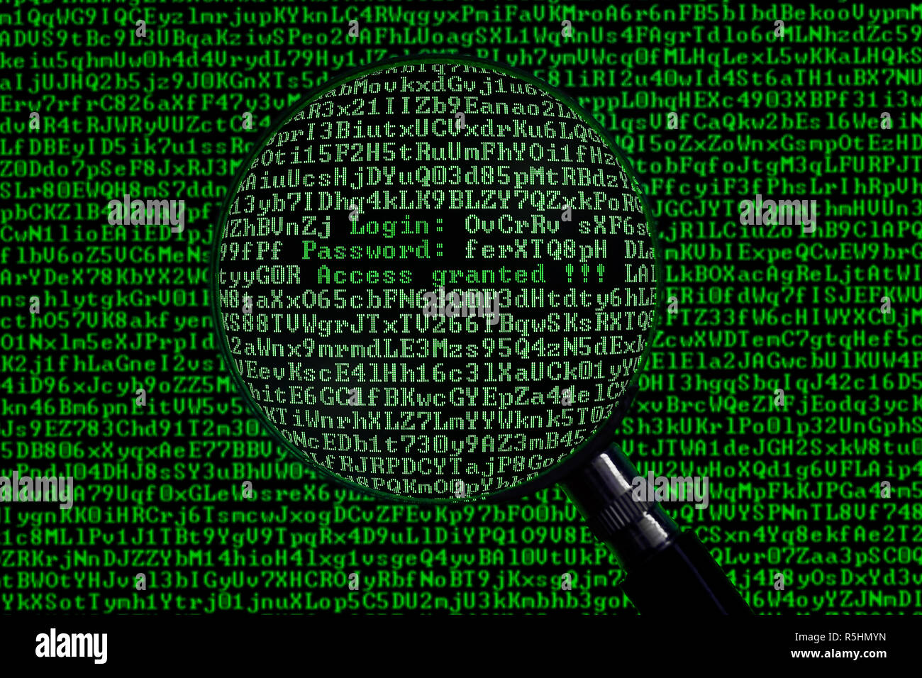 Concetto di hacking informatico sotto forma di un personal computer schermo visto attraverso una lente di ingrandimento Foto Stock