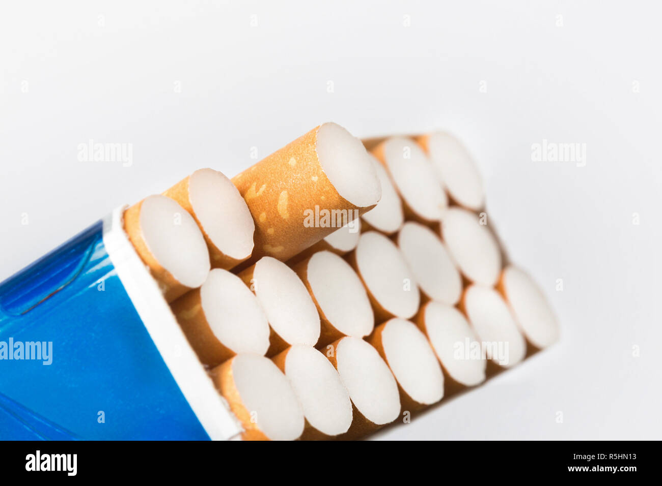 Aprire il pacchetto di sigarette con una sigaretta sporgente closeup Foto Stock