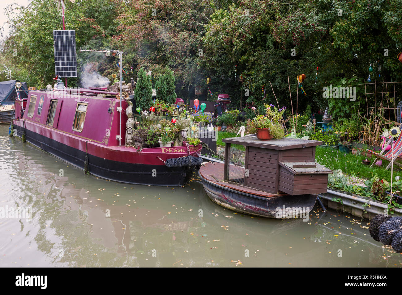 Canal kitsch: vivere a bordo di una crociera narrowboat sul Ashby Canal vicino a Trinità Marina, Hinckley, Leicestershire, England, Regno Unito Foto Stock