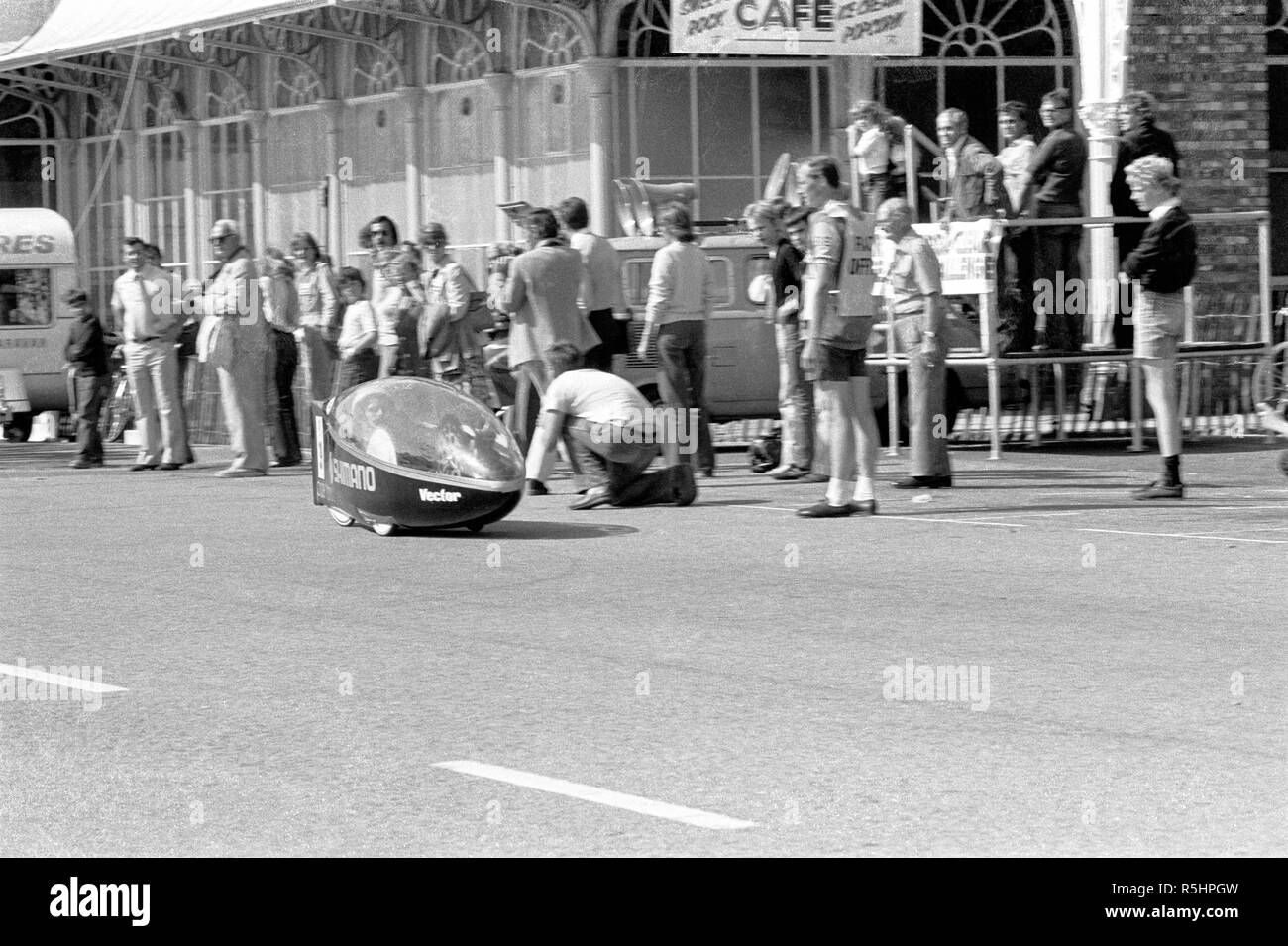 Uno di una serie di foto che illustra la bicicletta di Brighton Speed Trials lungo Brighton Seafront nel 1981. Foto Stock