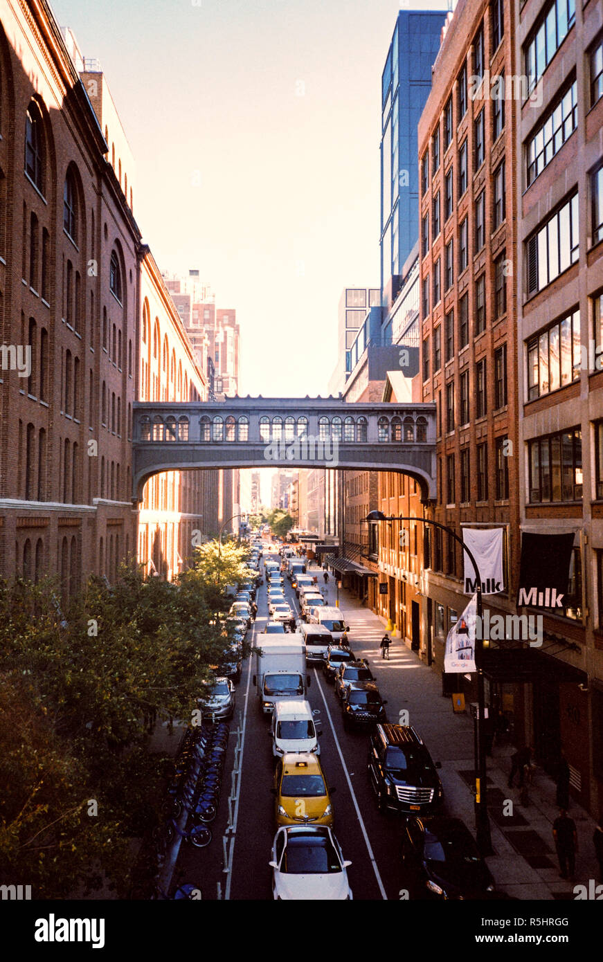 West 15th Street ponte sopraelevato o ponticello del cielo fotografata dalla linea alta, Chelsea Mercato, Chelsea, Manhattan, New York City, Stati Uniti d'America. Foto Stock