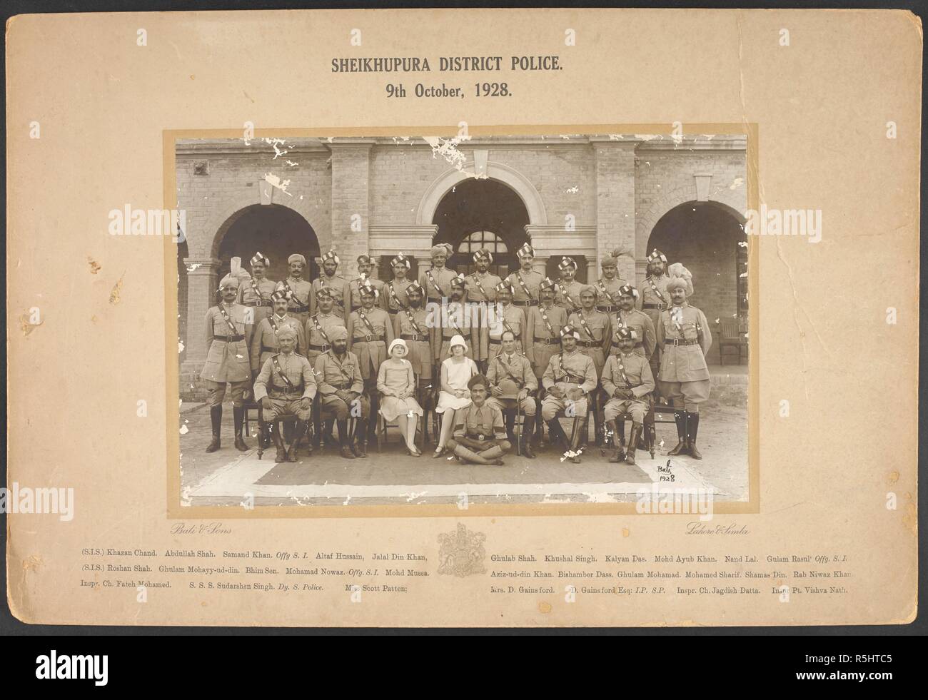 Un gruppo formale ritratto di Sheikpura Distretto di Polizia, 9 ottobre 1928 . 9 Ott 1928. Fonte: Photo 641/(1). Lingua: Inglese. Autore: D. N. & Sons Bali. Foto Stock