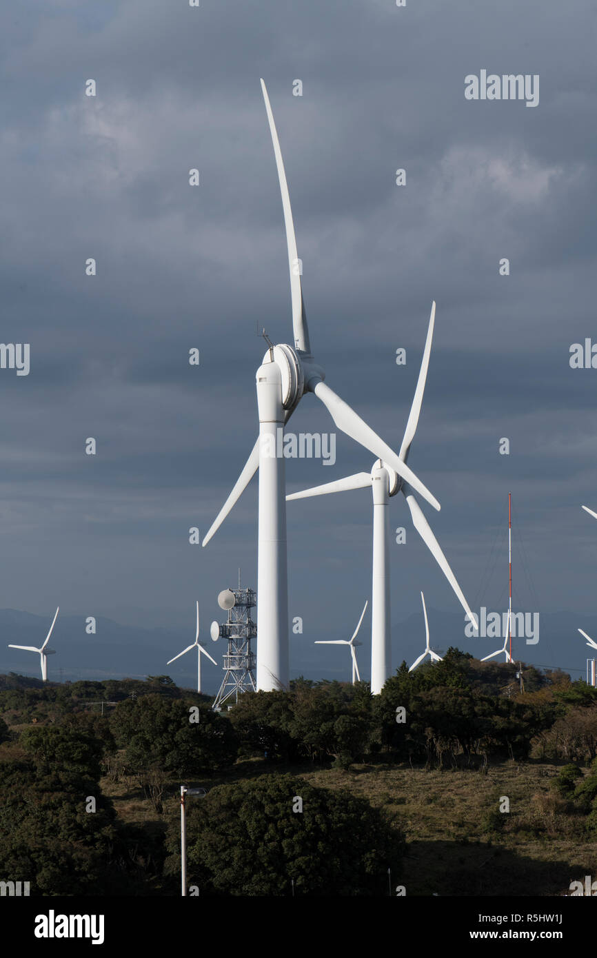 La fattoria eolica sulla cima. 90 Generare wind turbine sono lì. Iga, Mie, Giappone Foto Stock