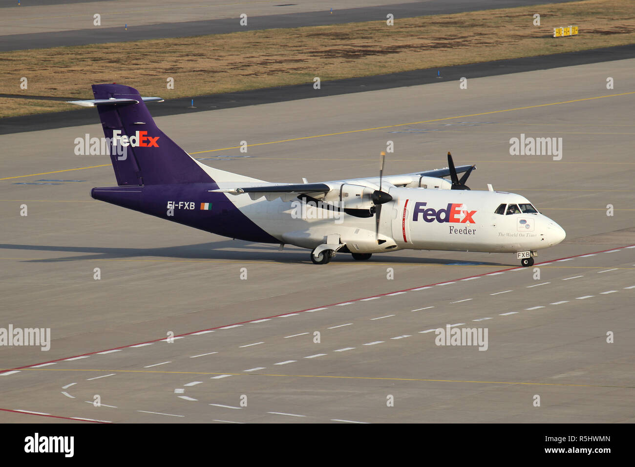 Alimentatore FedEx ATR 42F con registrazione EI-FXB sulla rampa di Colonia Bonn. Foto Stock