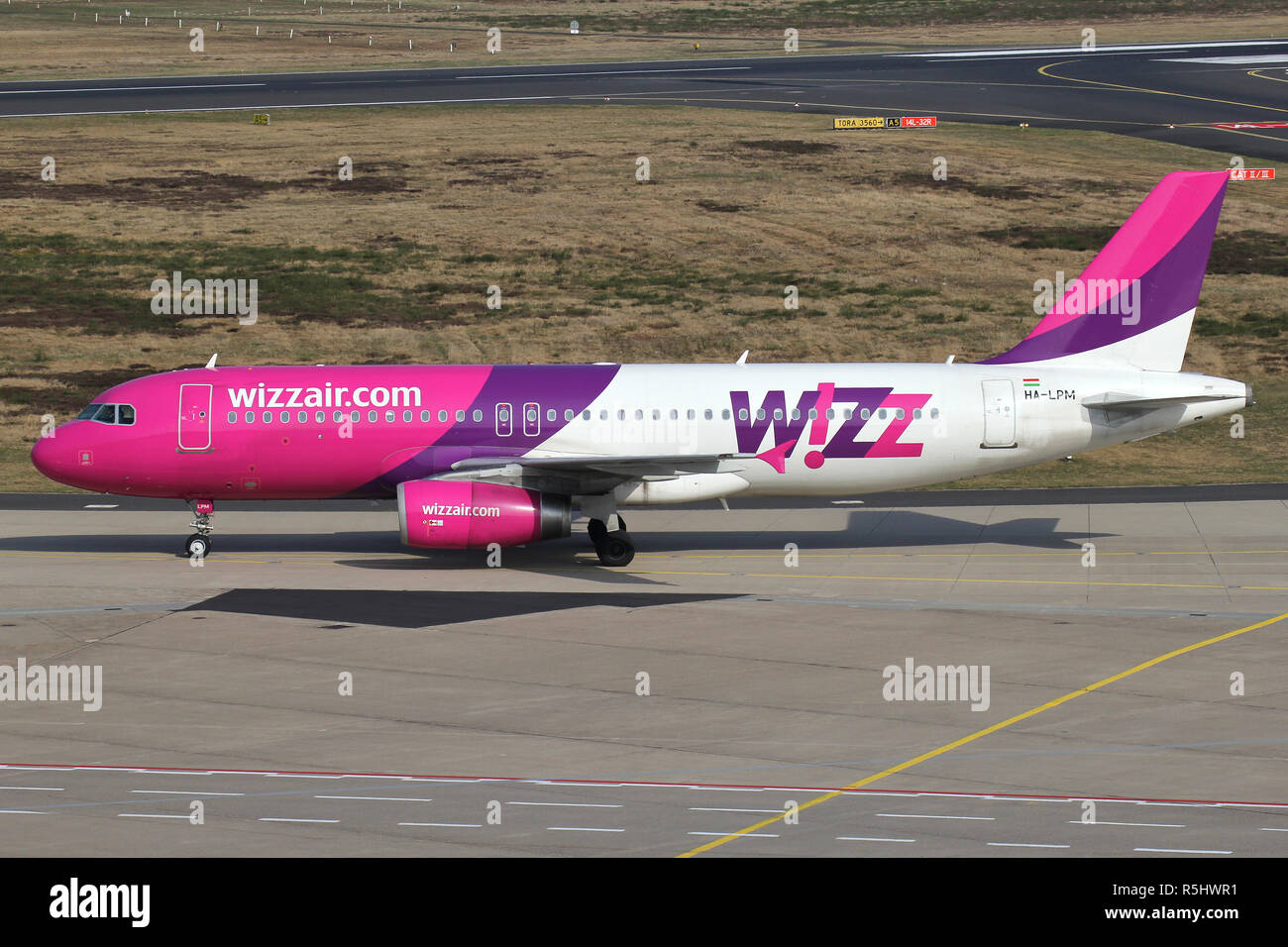 Ungherese Wizz Air Airbus A320-200 con registrazione HA-LPM rullaggio al terminale. Foto Stock